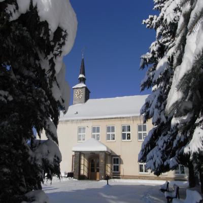 images/Ueberuns/Unsere-Schule/schule_ansicht_winter_03.jpg